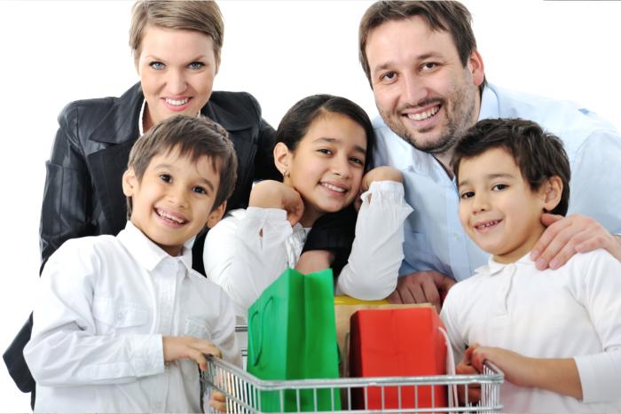 Manor English - Happy family with a shopping trolley